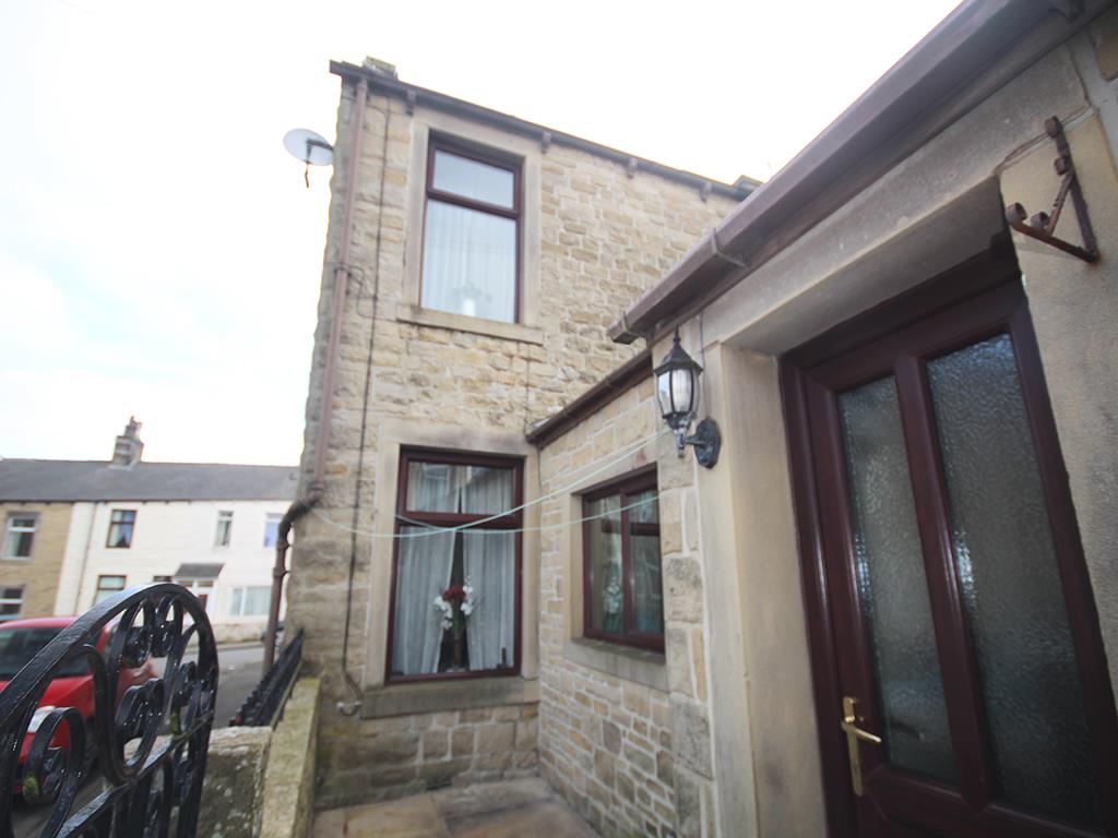 3 bedroom end terrace house For Sale in Barnoldswick - IMG_2091.jpg